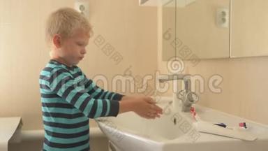 <strong>快乐</strong>男孩用<strong>肥</strong>皂洗手，在浴室刷牙。 孩子爱<strong>水</strong>和卫生程序.. <strong>水</strong>资源活动